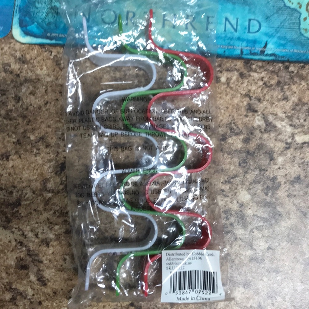 🎁 White green and red plastic cutters New